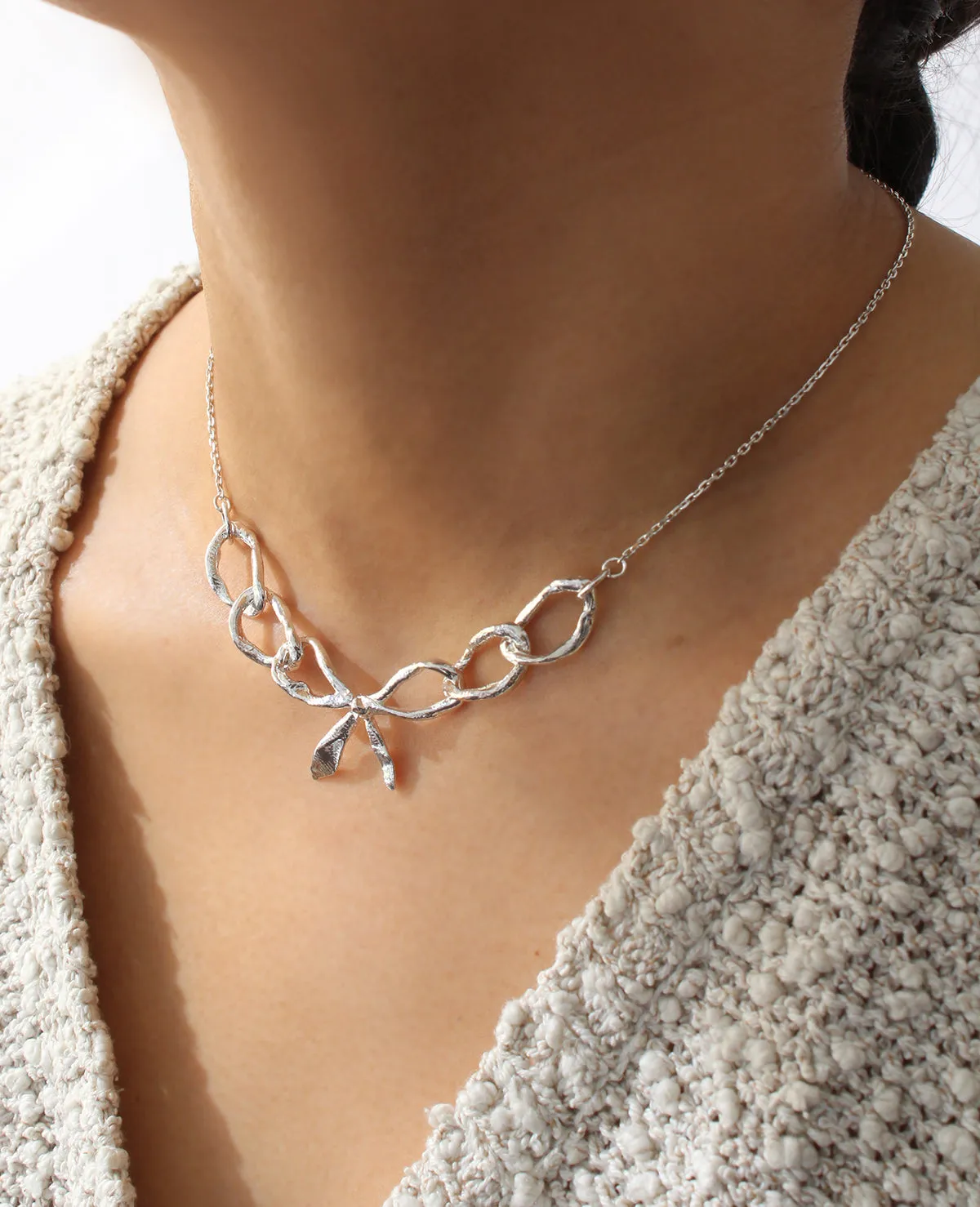BOW REALIS // silver necklace