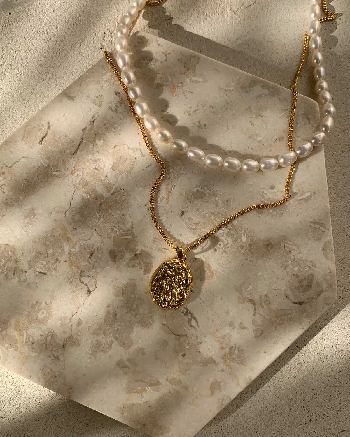 CREASED PENDANT NECKLACE
