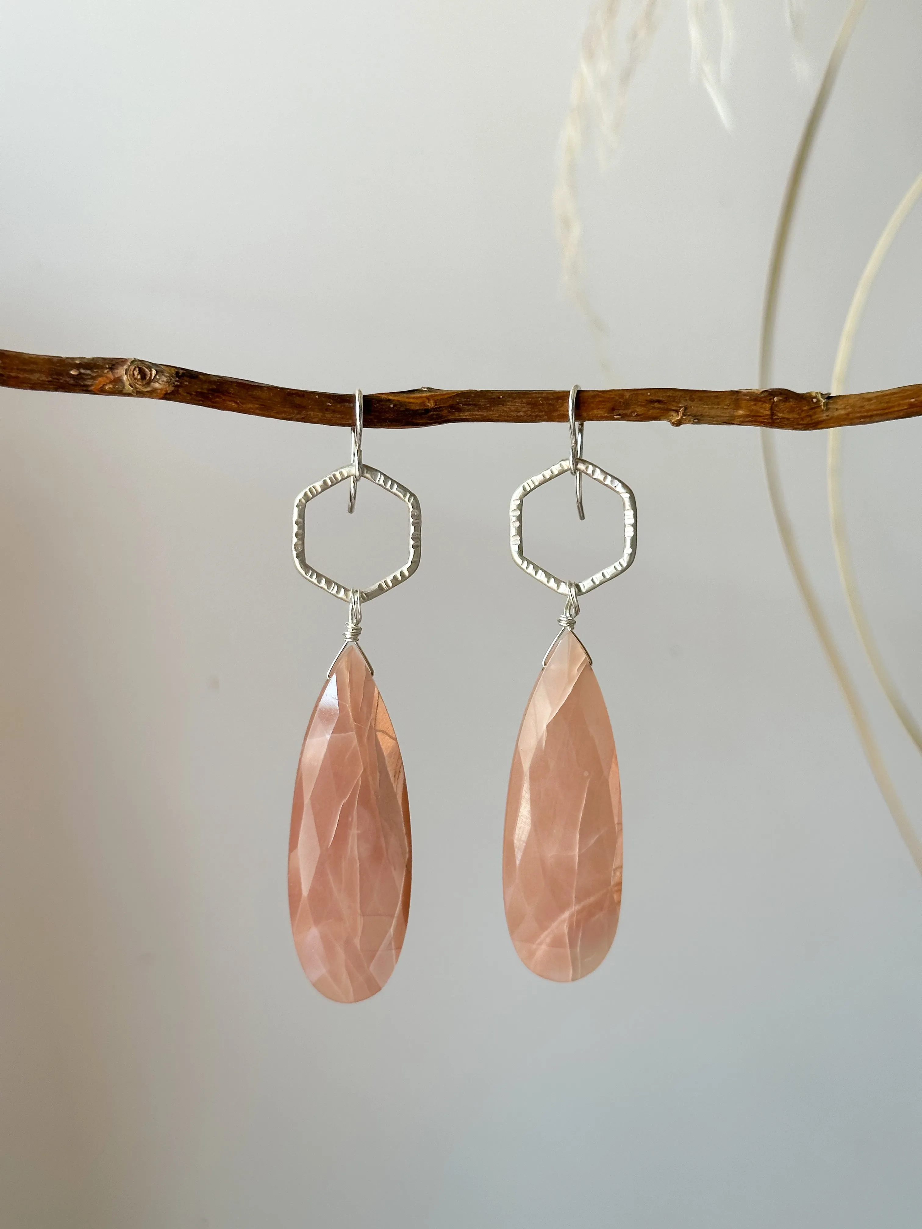 E2316 - forged hoop with large teardrop shaped peach moonstone