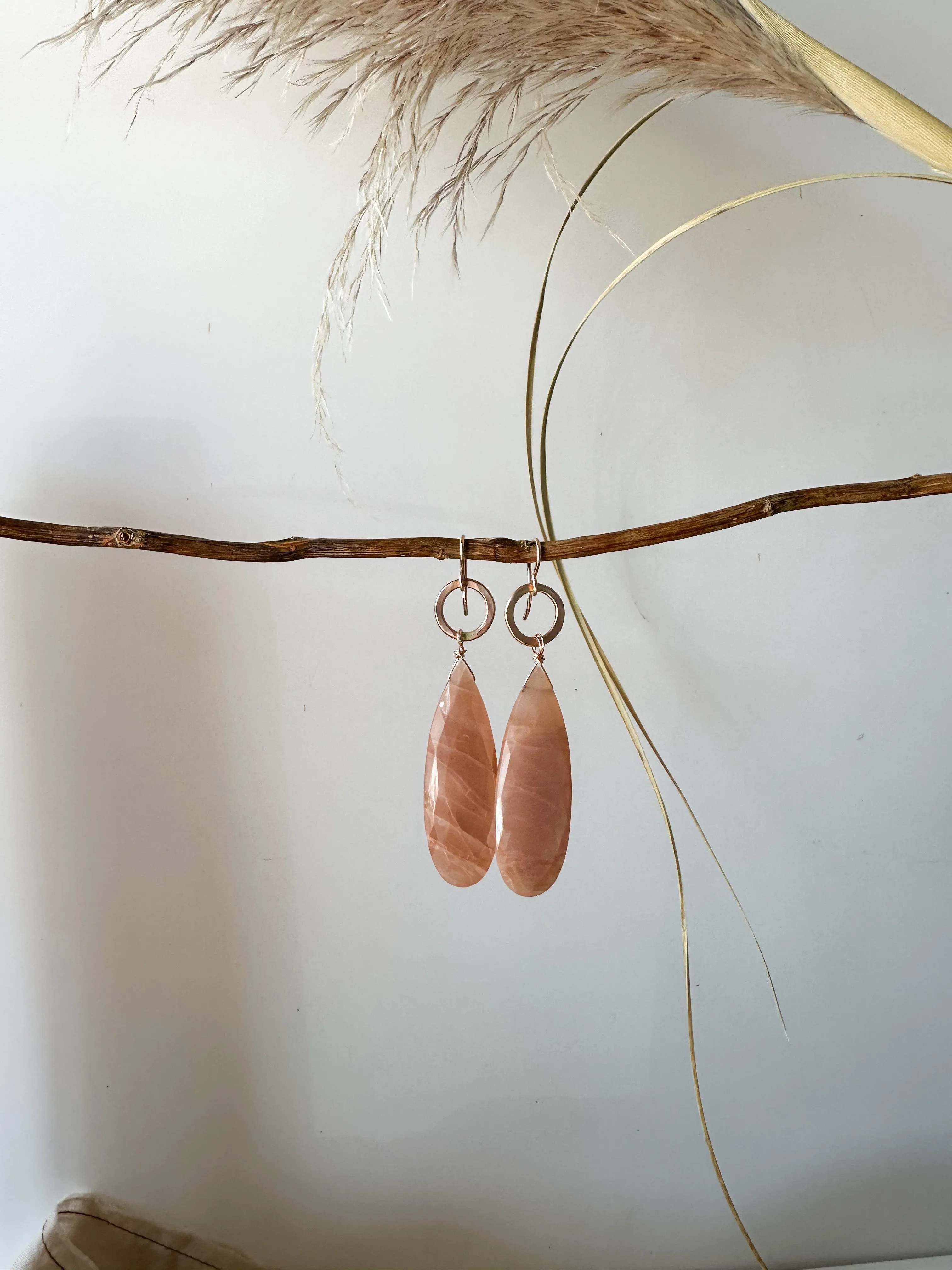 E2316 - forged hoop with large teardrop shaped peach moonstone
