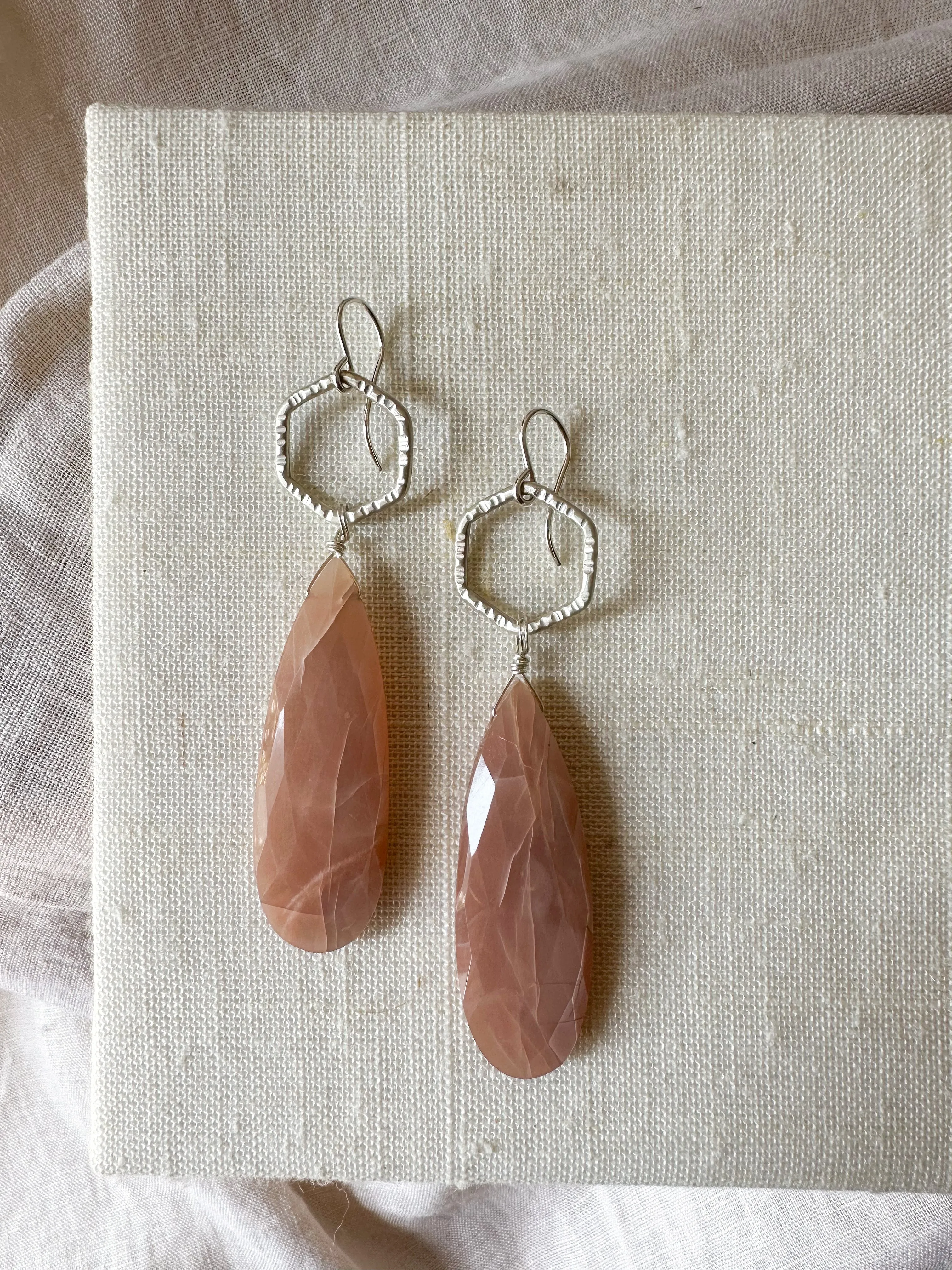 E2316 - forged hoop with large teardrop shaped peach moonstone