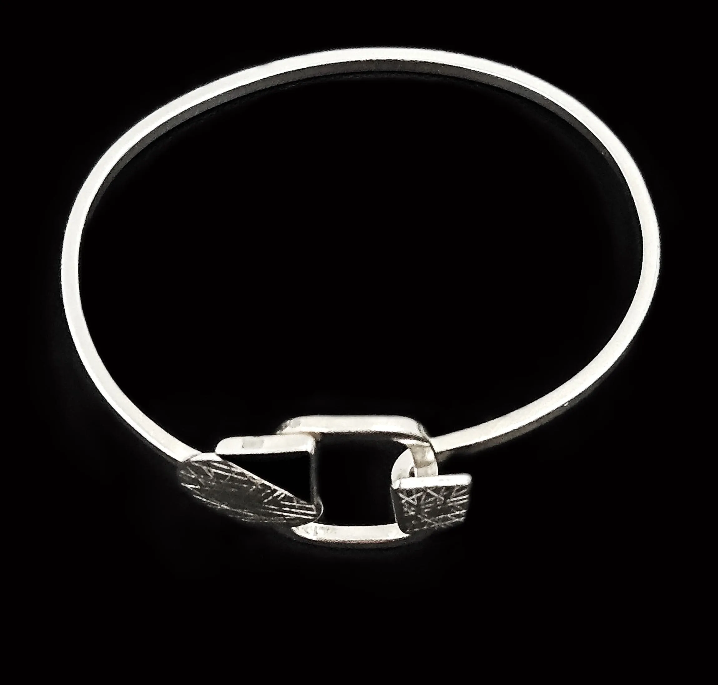 Hall McFall Artisan Sterling   Onyx Abstract Modernist Top Latching Bangle 1990s