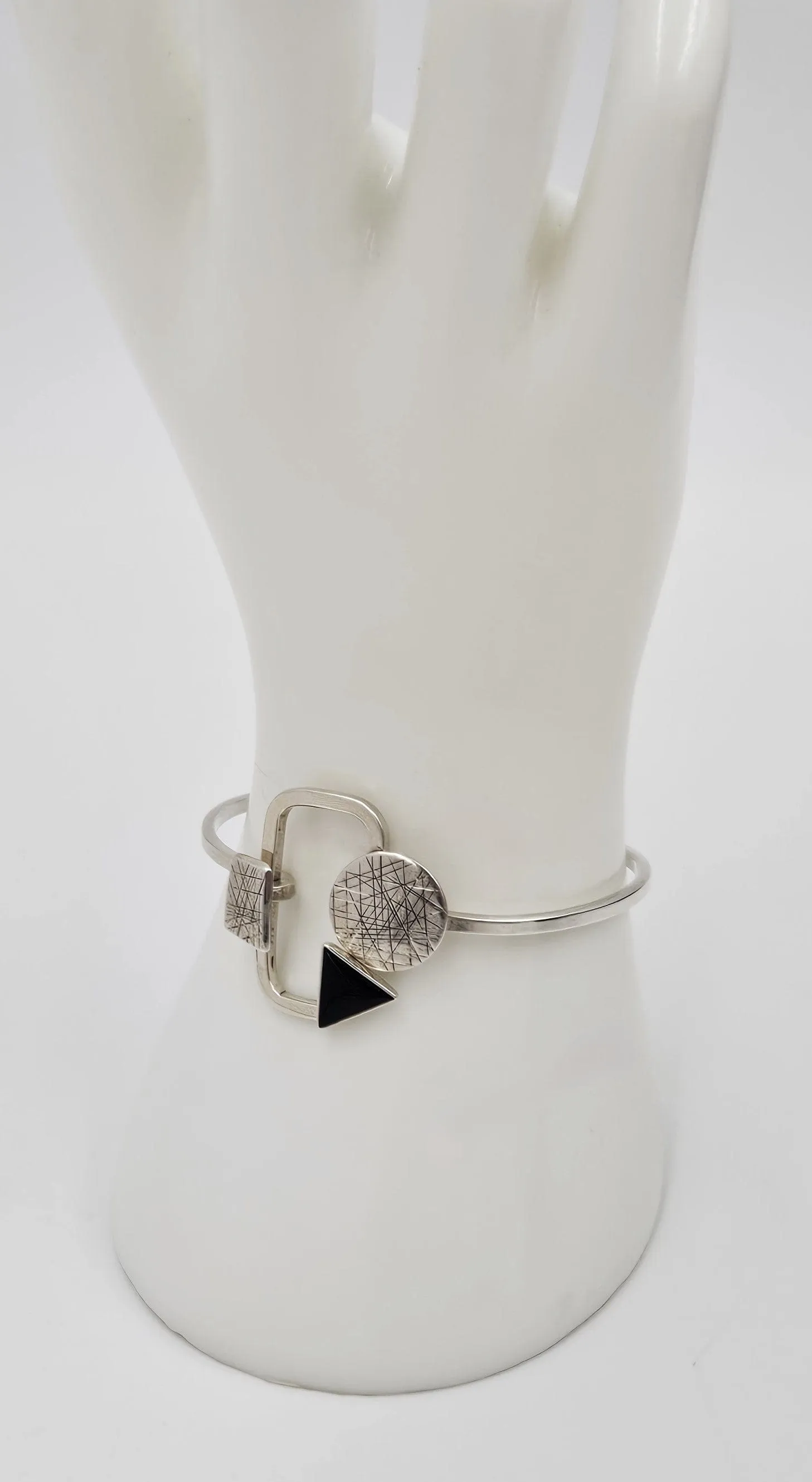 Hall McFall Artisan Sterling   Onyx Abstract Modernist Top Latching Bangle 1990s