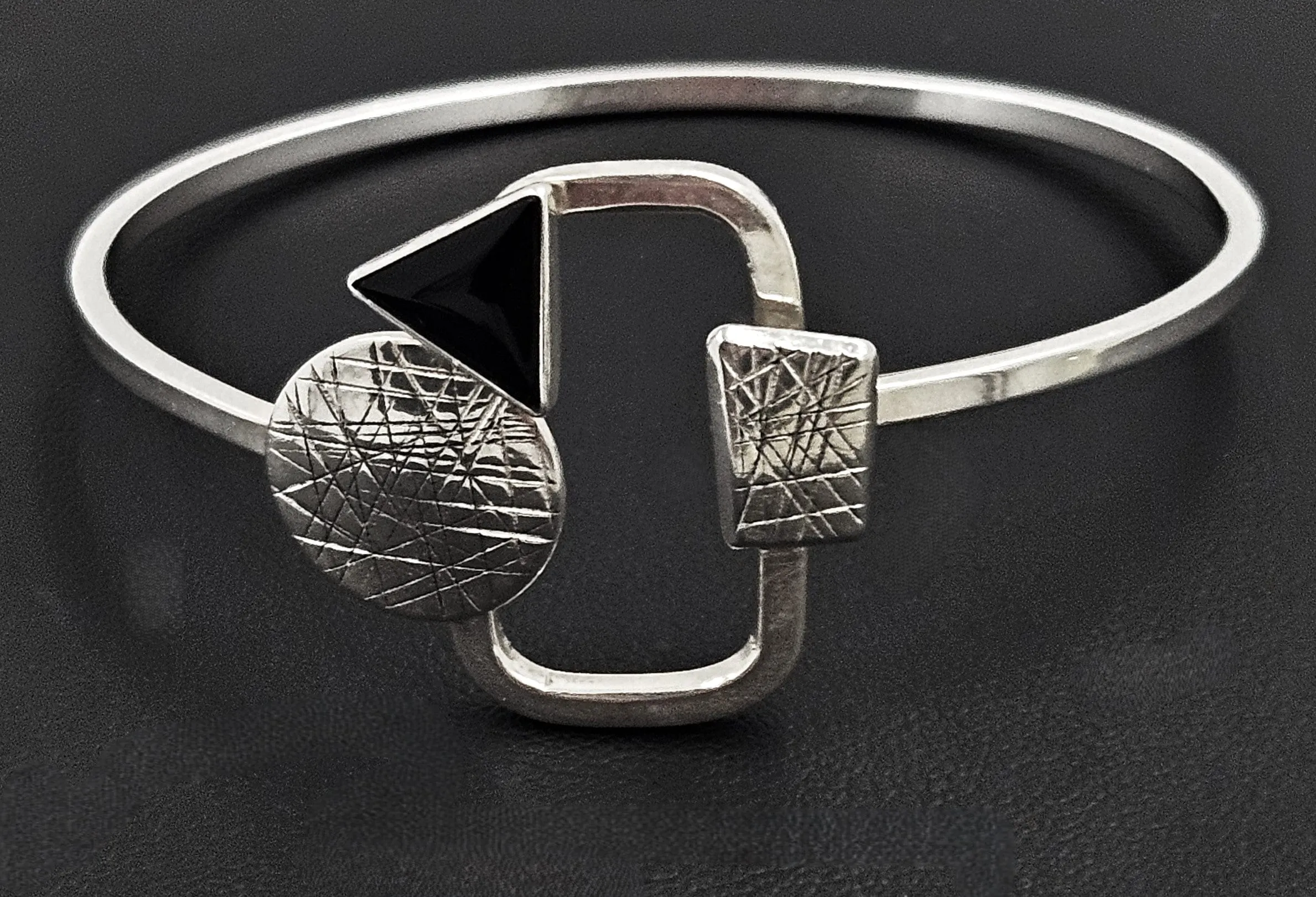 Hall McFall Artisan Sterling   Onyx Abstract Modernist Top Latching Bangle 1990s