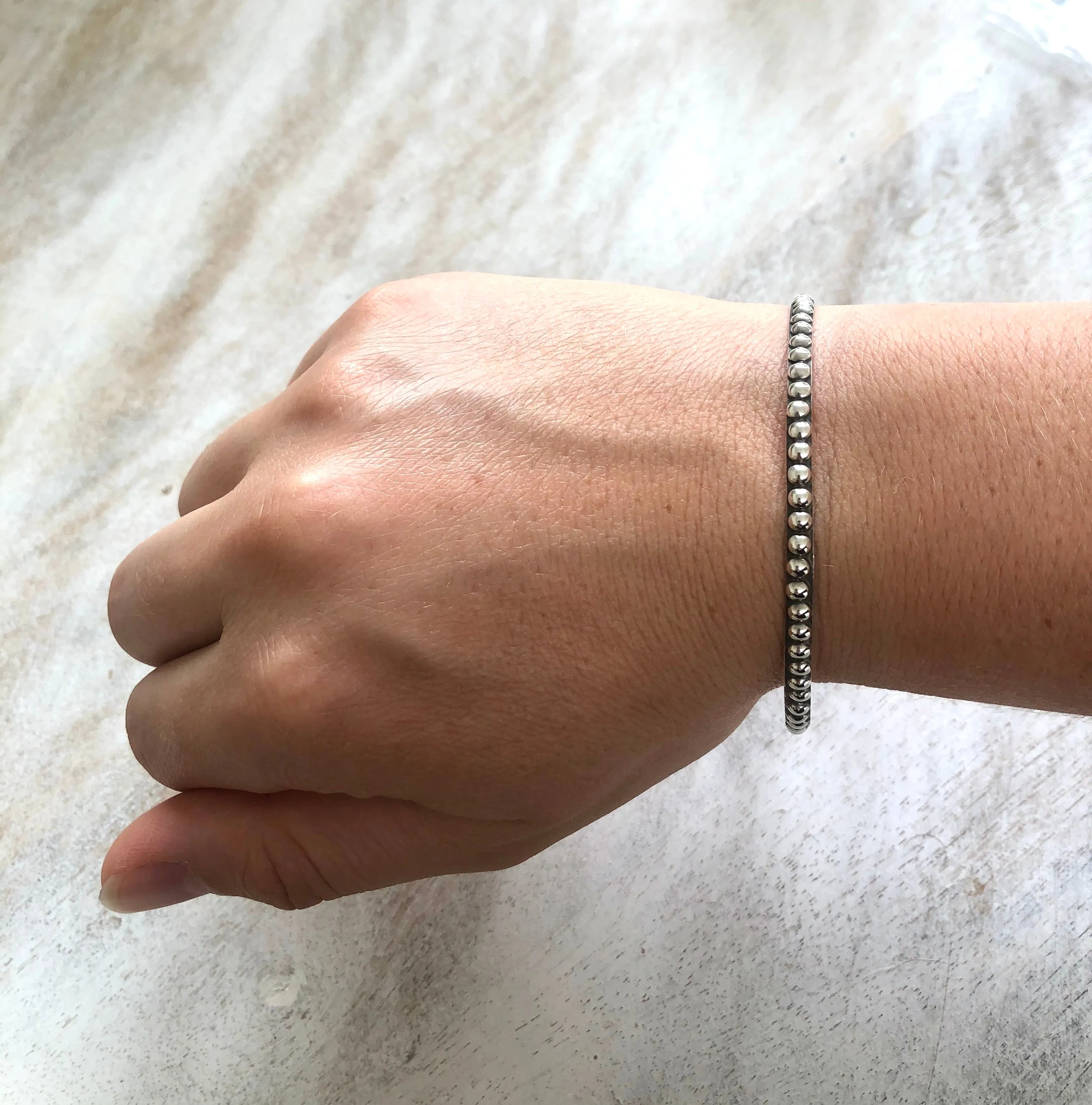 MM M5-161 THIN DOTTED BANGLE BRACELET