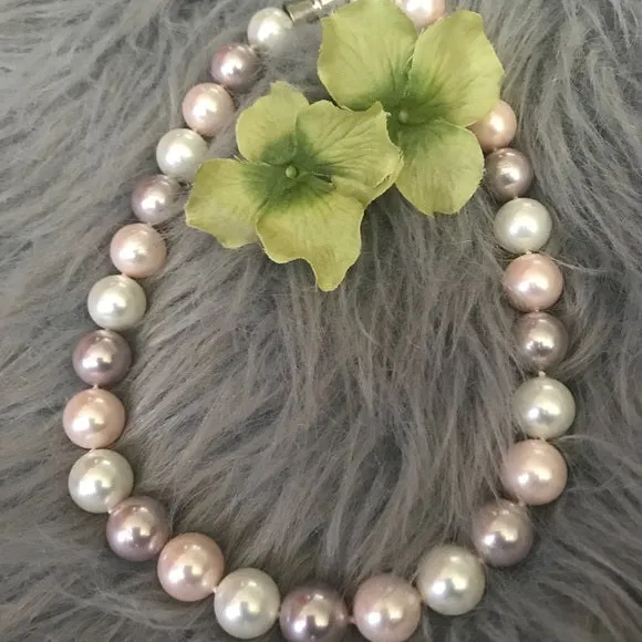 Mother of pearl round cream and pink necklace