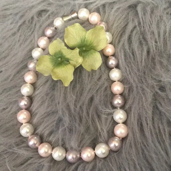 Mother of pearl round cream and pink necklace