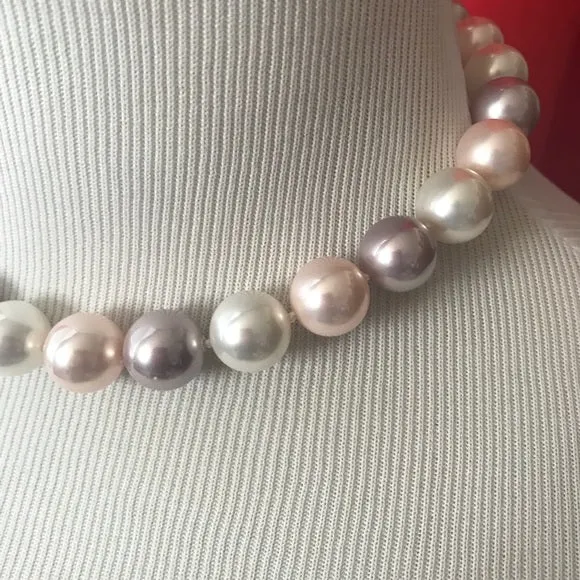Mother of pearl round cream and pink necklace
