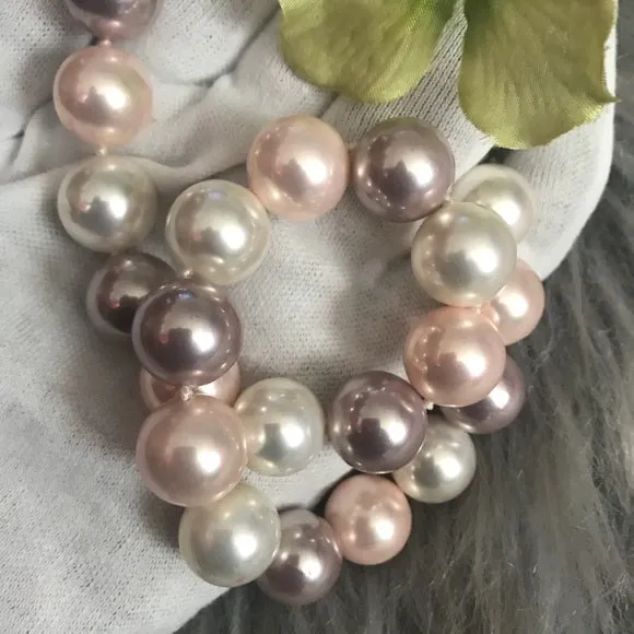 Mother of pearl round cream and pink necklace