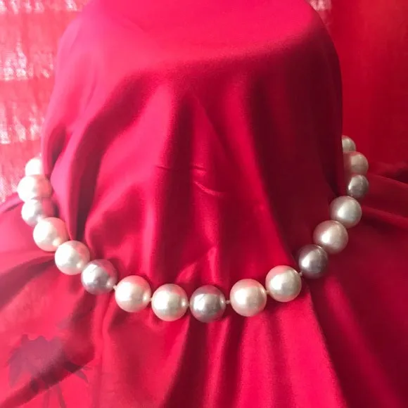 Mother of pearl round cream and pink necklace