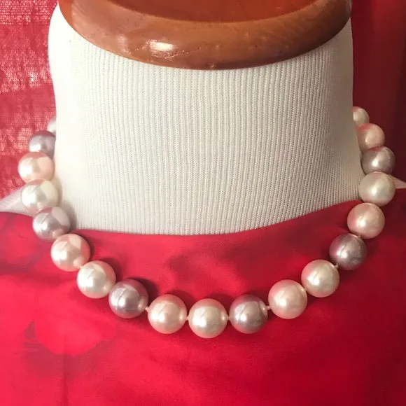 Mother of pearl round cream and pink necklace