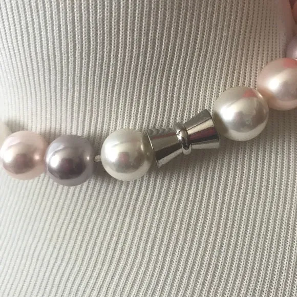 Mother of pearl round cream and pink necklace