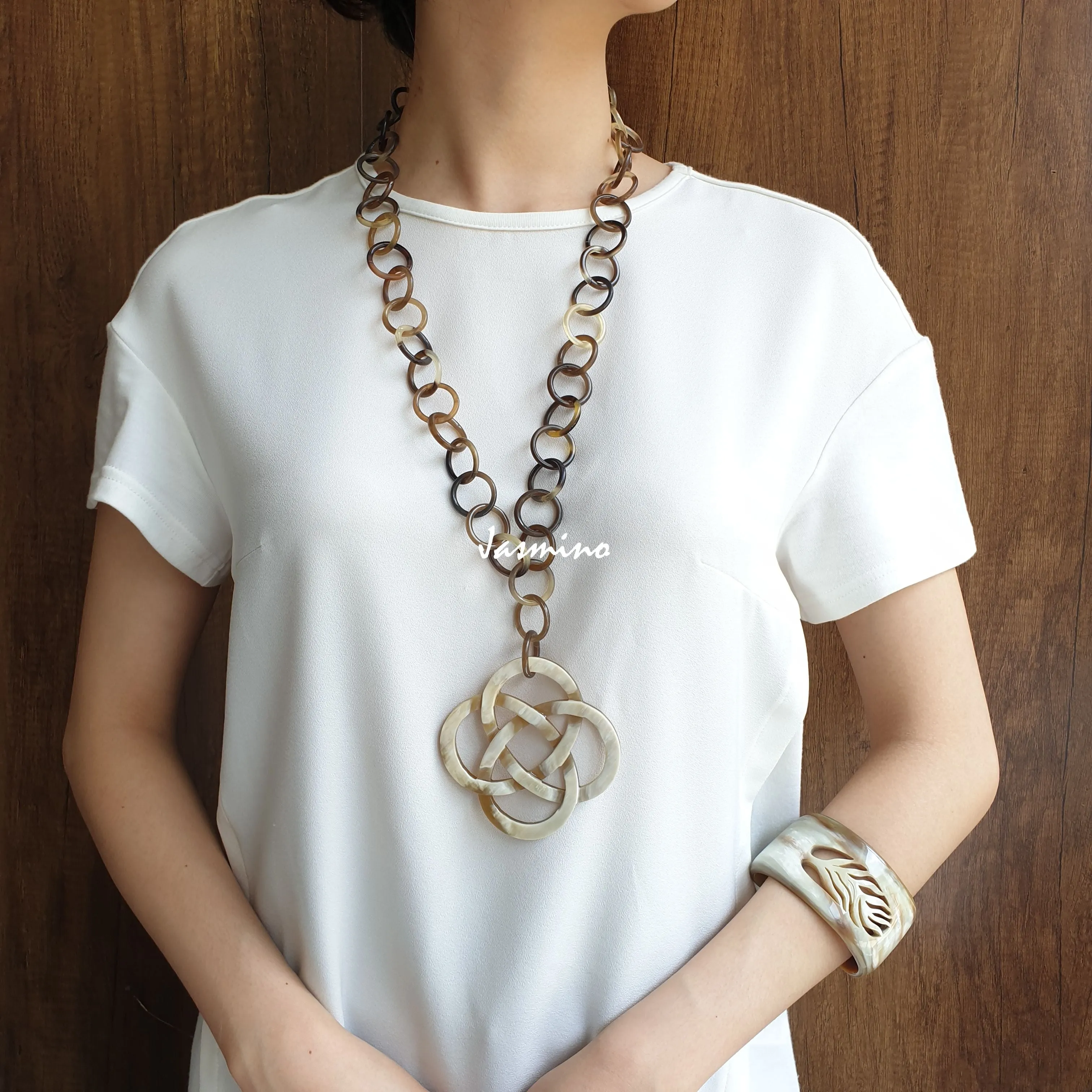 Necklace for Her J18158, it goes with every things and is easy to wear on, on busy morning.